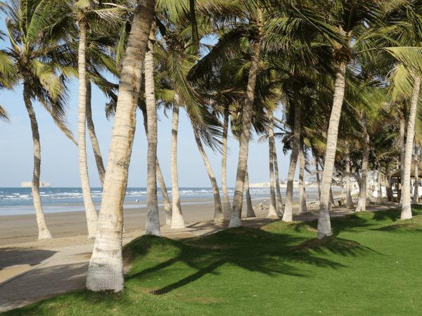 Strandpromenade von Qurum Beach