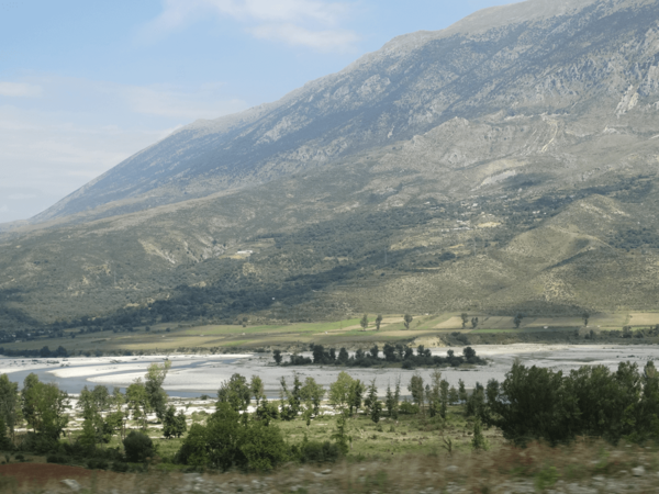 Vjosa Fluss im Süden von Albanien Natur