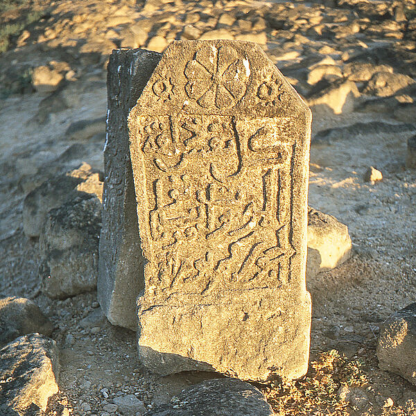 alter Grabstein in Al Baleed