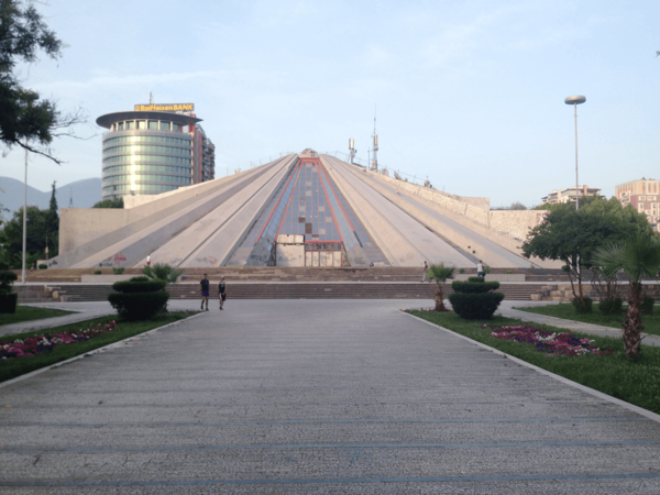 Die Pyramide in Tirana Rundreise Albanien