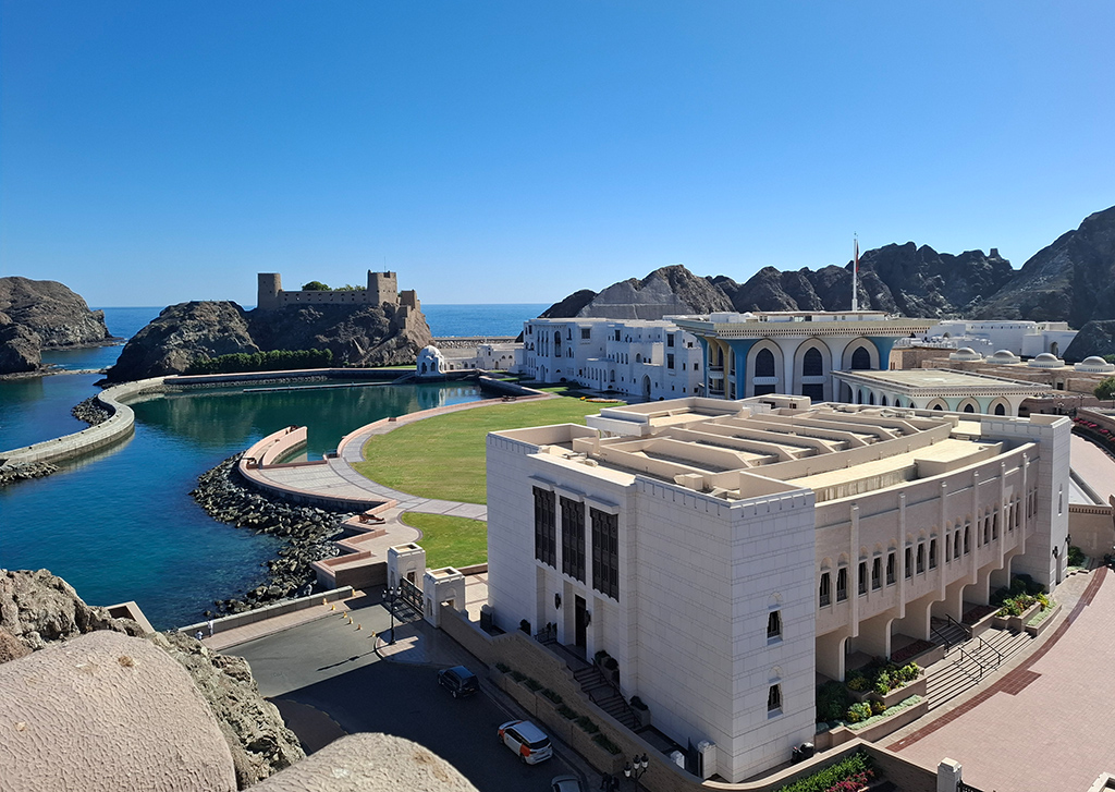 Blick von der Festung Mirani in Muscat auf den Sultanspalast und die gegenüber liegende Festung Jalali