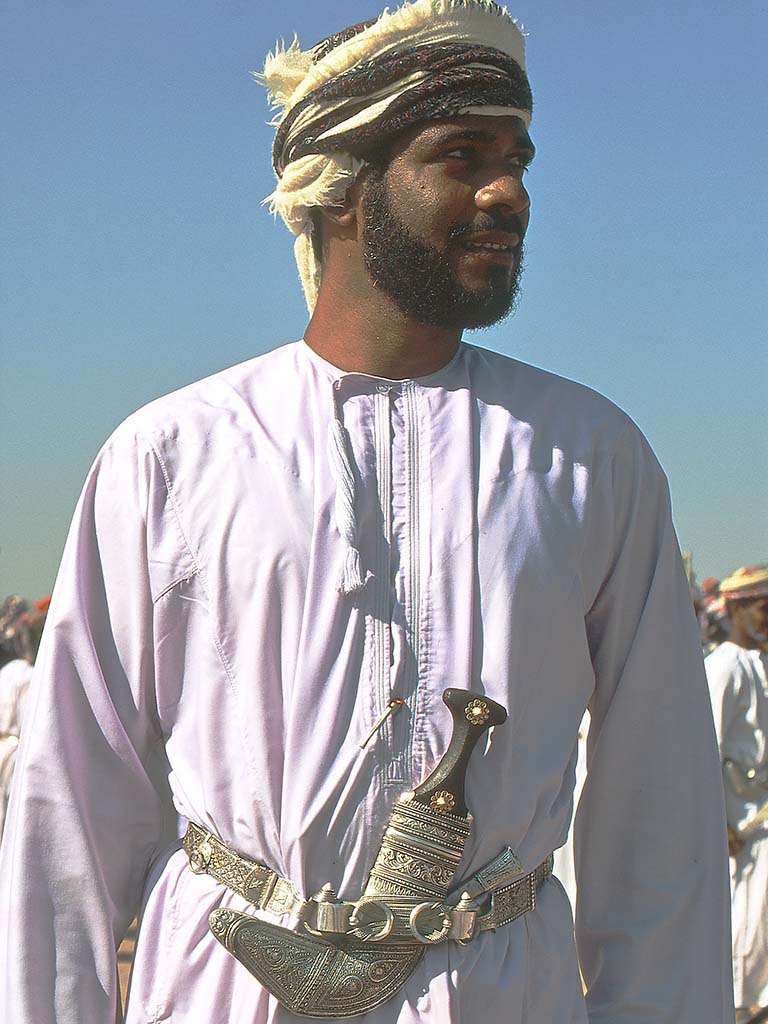 omanischer Mann in offiziellem Dress mit Khanjar