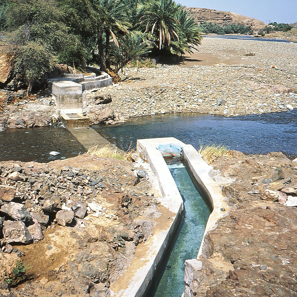 Wadis that often carry water are crossed with aqueducts or, as here, with a siphon